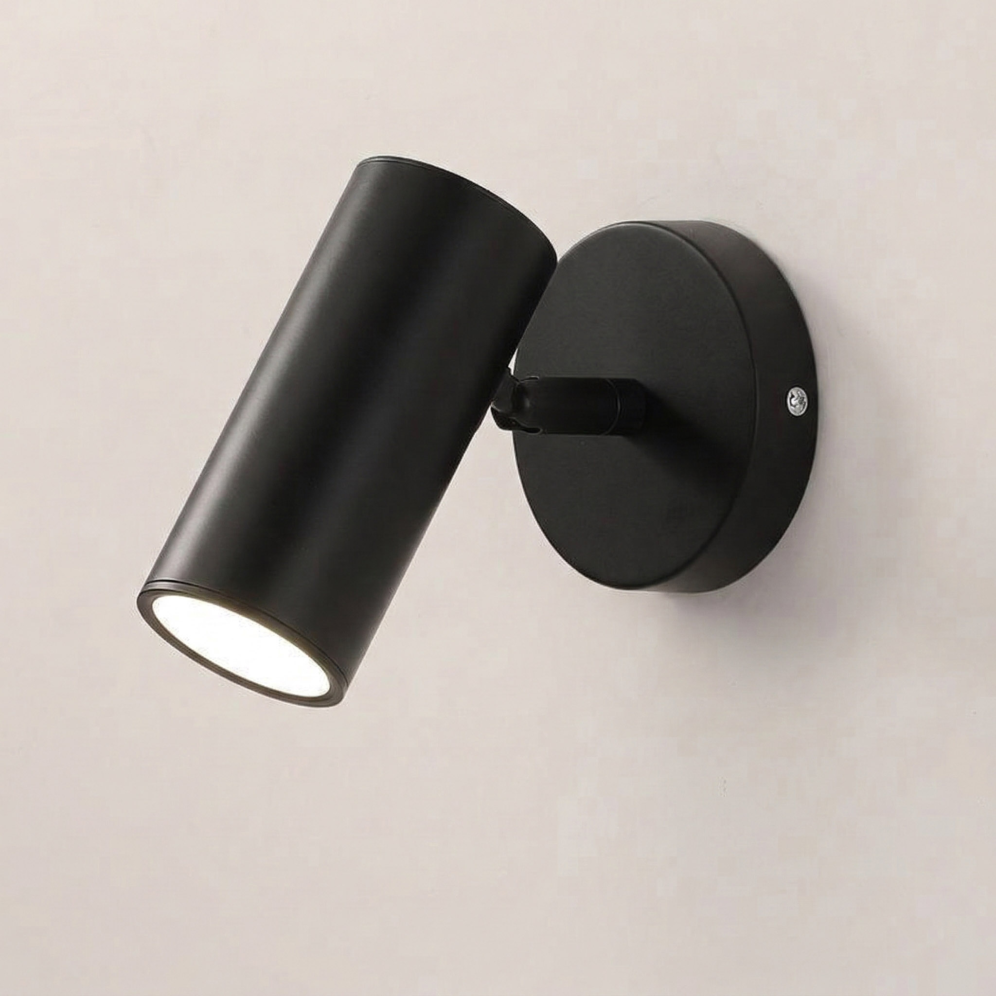 現代黑色霧面 LED 萬向旋轉壁燈，極簡設計風格特寫。