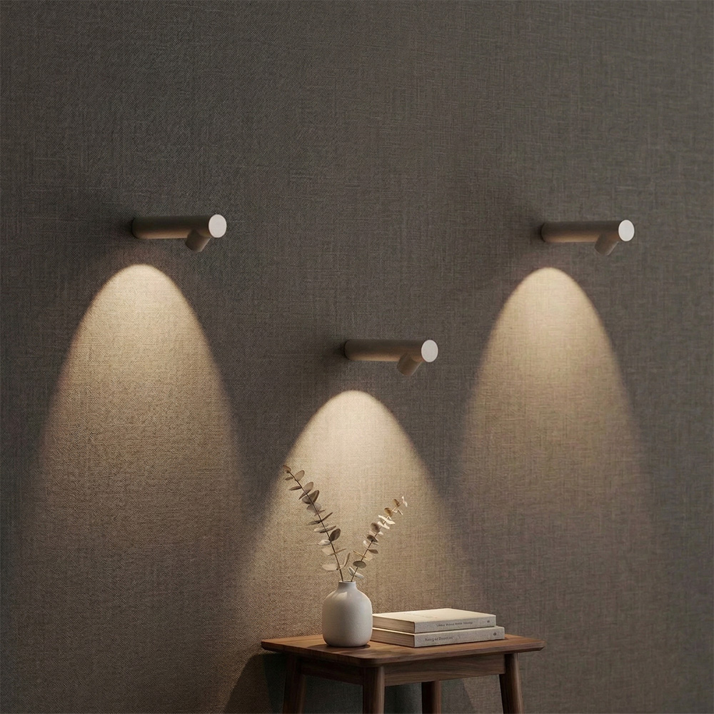 三盞北歐現代簡約壁燈安裝於深色牆面，呈現下投光氛圍暖光效果