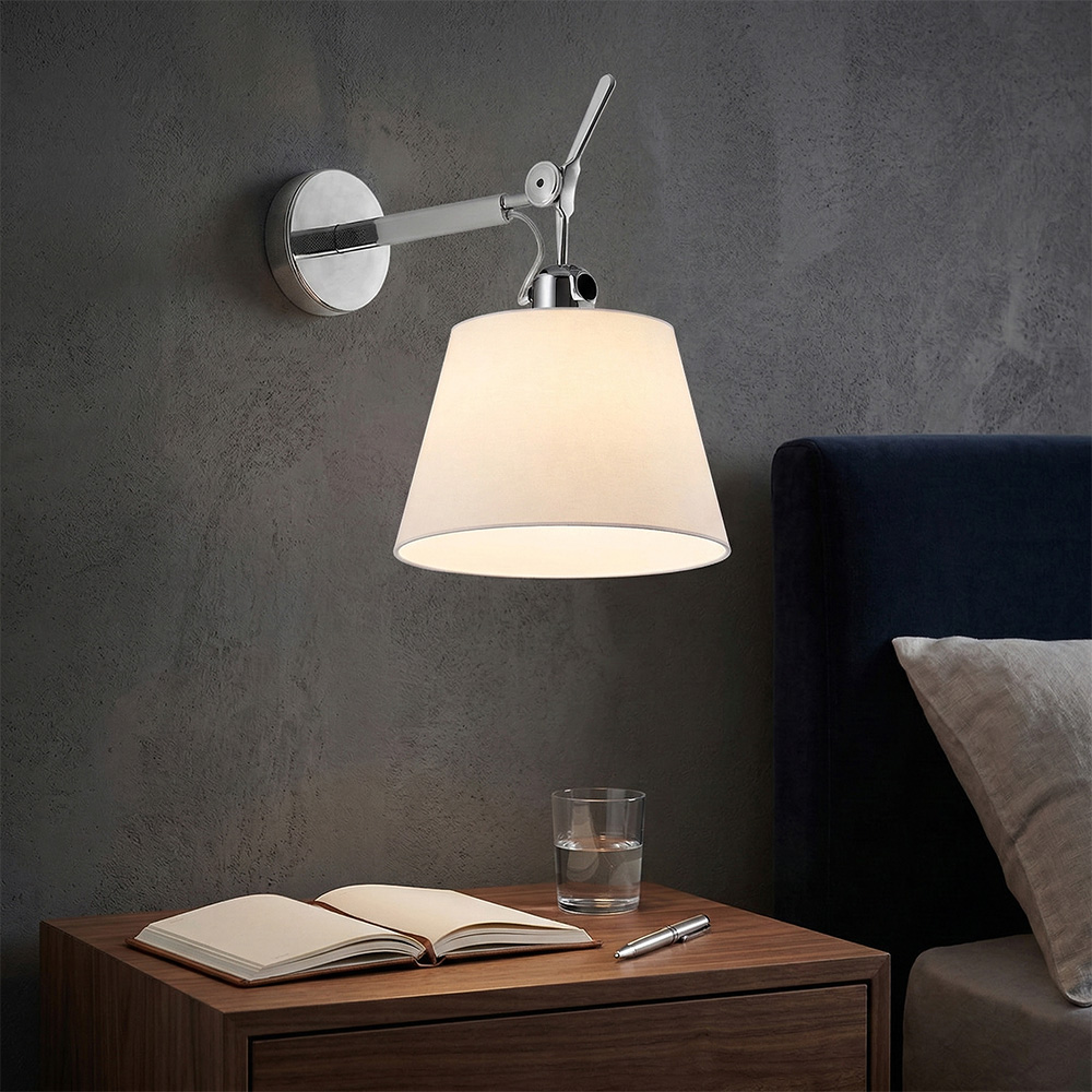 現代極簡搖臂壁燈安裝於臥室深灰色牆面,搭配木質床頭櫃與讀書氛圍