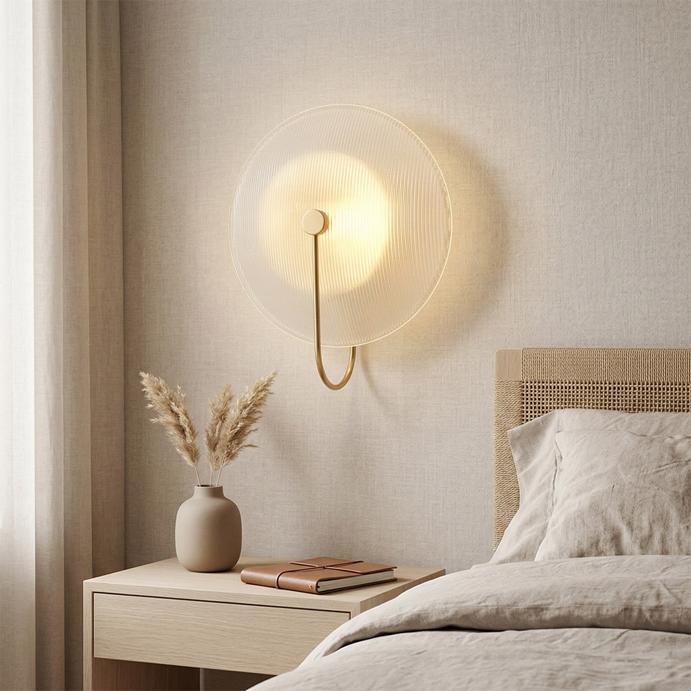 現代北歐風金色圓形玻璃壁燈,裝飾在溫馨臥室床頭,營造柔和光影氛圍
