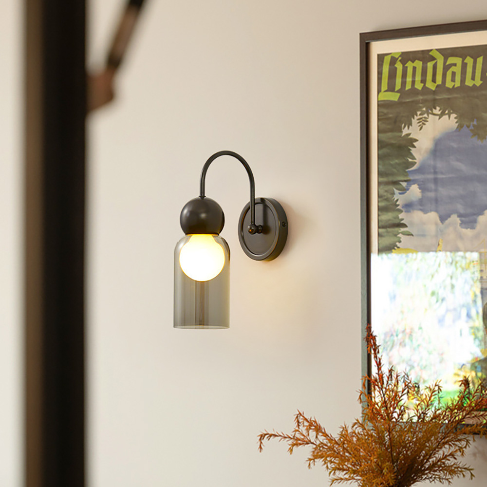 全銅壁燈安裝於現代客廳走廊實景圖-營造暖色調居家氛圍