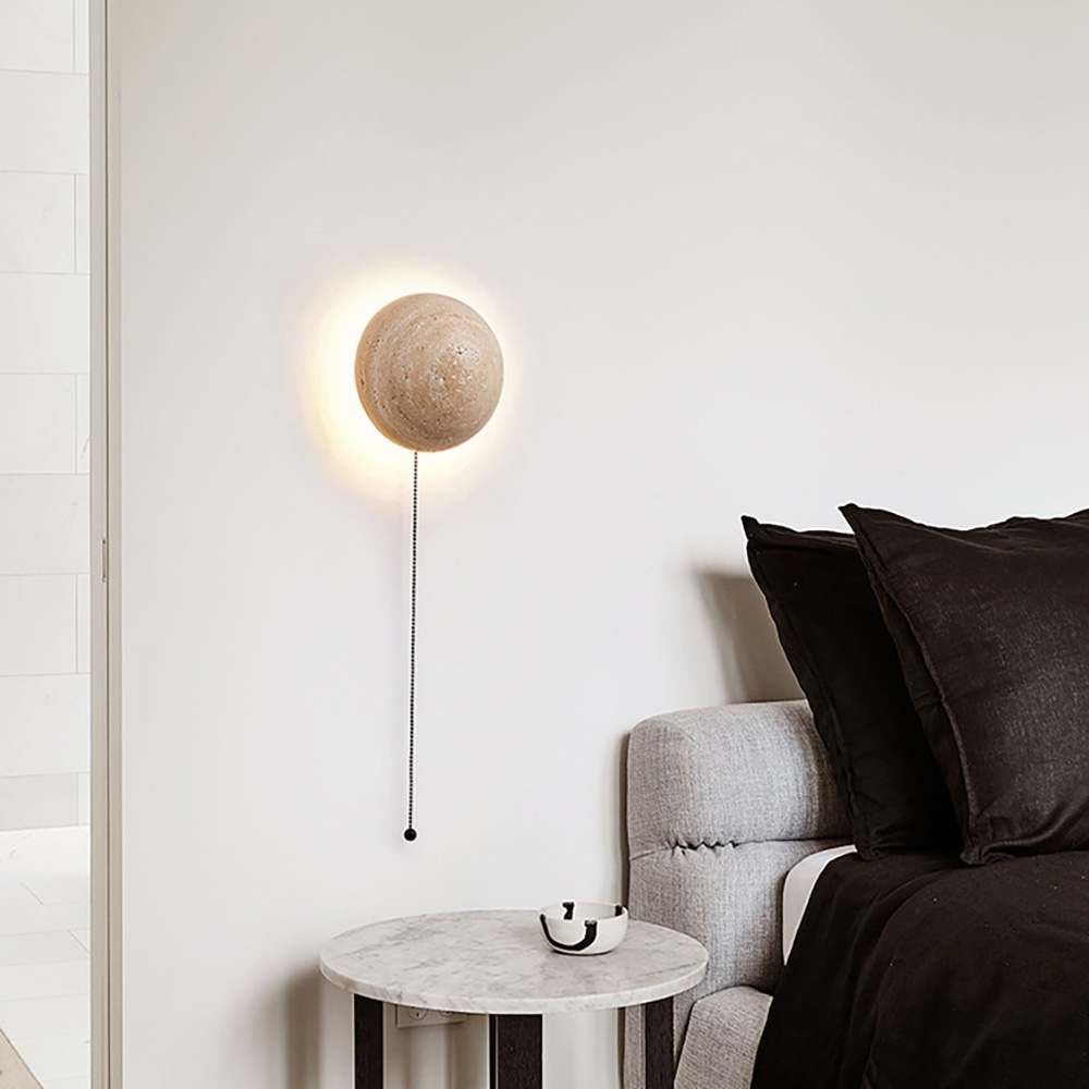 現代簡約玄關壁龕裝飾燈，石紋圓形壁燈營造溫暖光影氛圍。