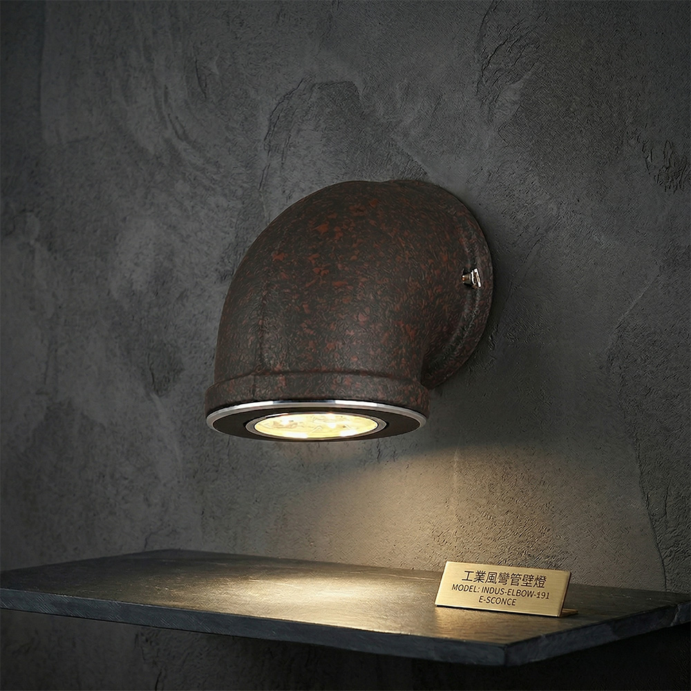 工業風水管造型壁燈近拍細節，仿舊鐵藝質感與產品型號銘版