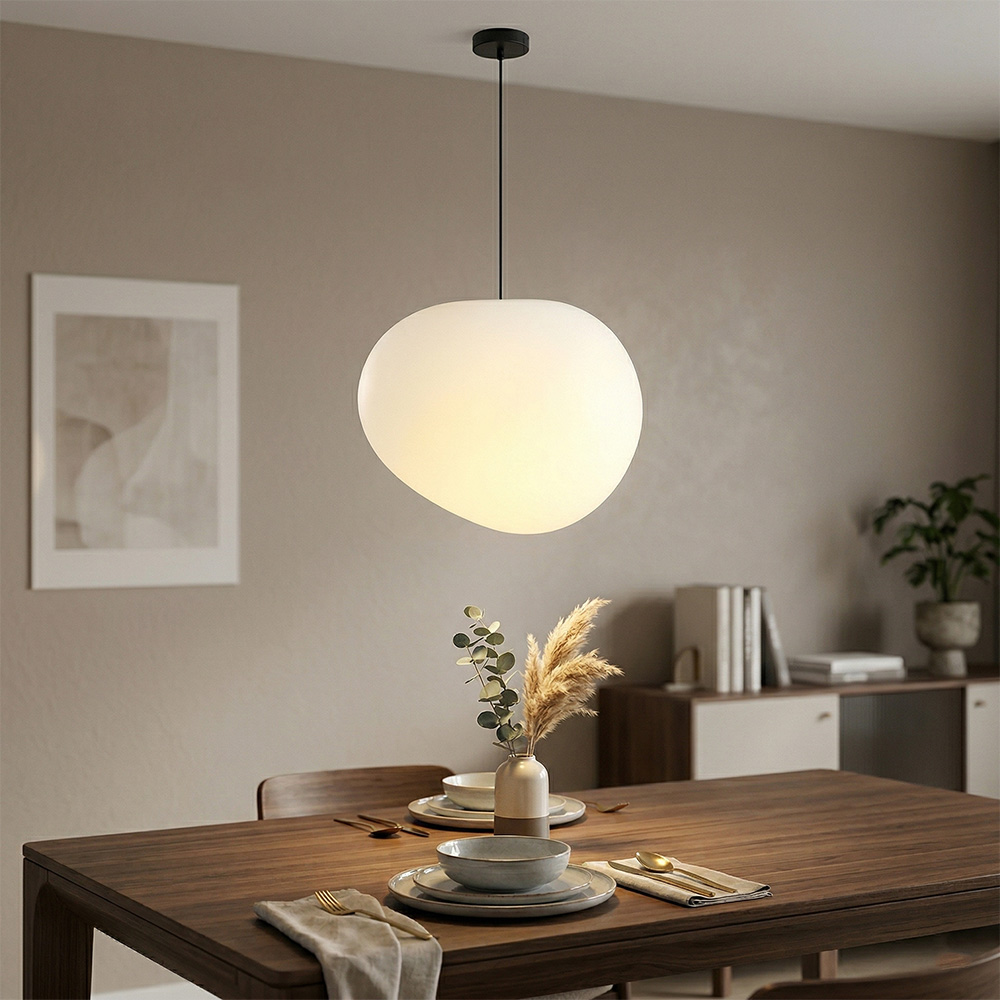 鵝蛋玻璃吊燈安裝於餐桌上方-室內設計北歐風搭配