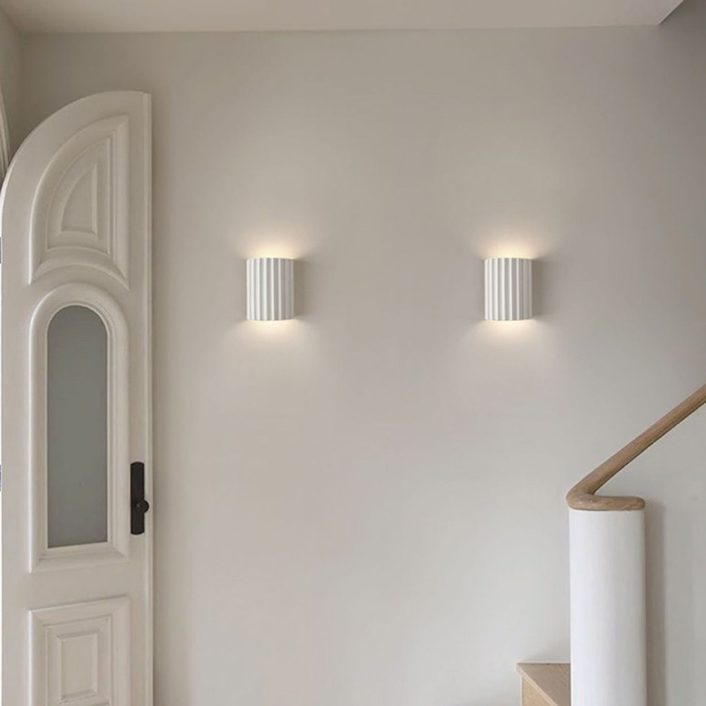 走廊與樓梯間壁燈安裝效果-白色石膏感百褶壁燈-營造溫馨家居氛圍