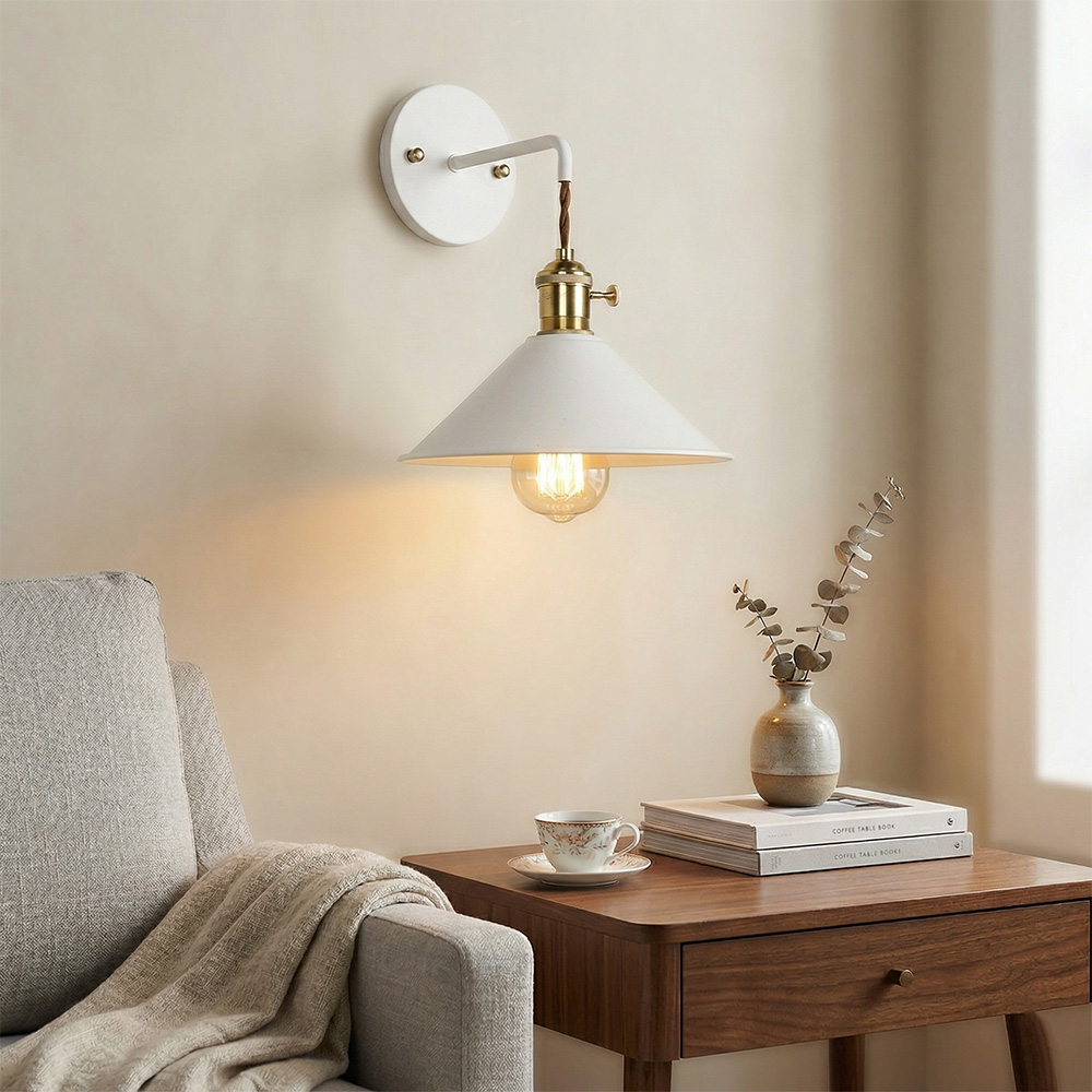 北歐復古工業風白色金屬壁燈，搭配黃銅燈頭與編織電線，安裝於臥室床頭牆面作為閱讀燈使用，展現簡約室內設計風格。