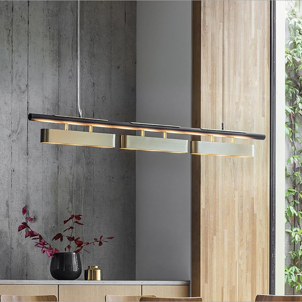 現代北歐風金屬長型吊燈,安裝於灰色清水模背景餐桌上方,室內設計燈具搭配