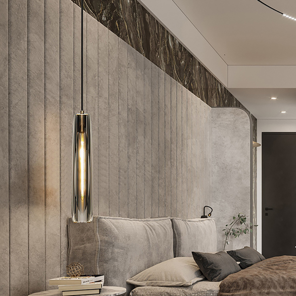 現代簡約臥室設計，使用長形玻璃吊燈替代傳統檯燈，提升空間感