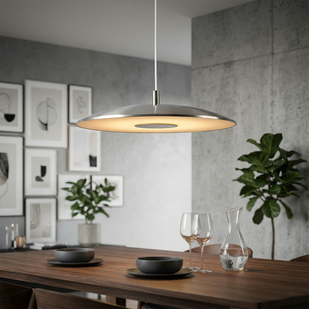 現代餐廳佈置實景：木質餐桌上方懸掛極簡金屬圓盤吊燈，搭配北歐風牆面裝飾。