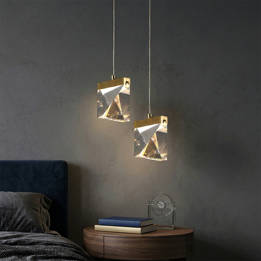 輕奢幾何鑽石切割玻璃吊燈-深灰色牆面臥室床頭燈搭配效果