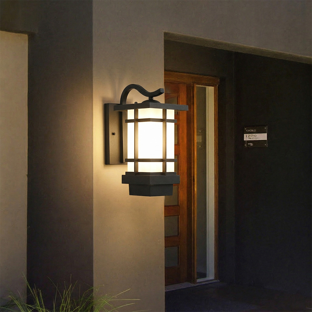 日式風格木門旁的黑色幾何戶外門口燈，別墅入口景觀裝飾照明