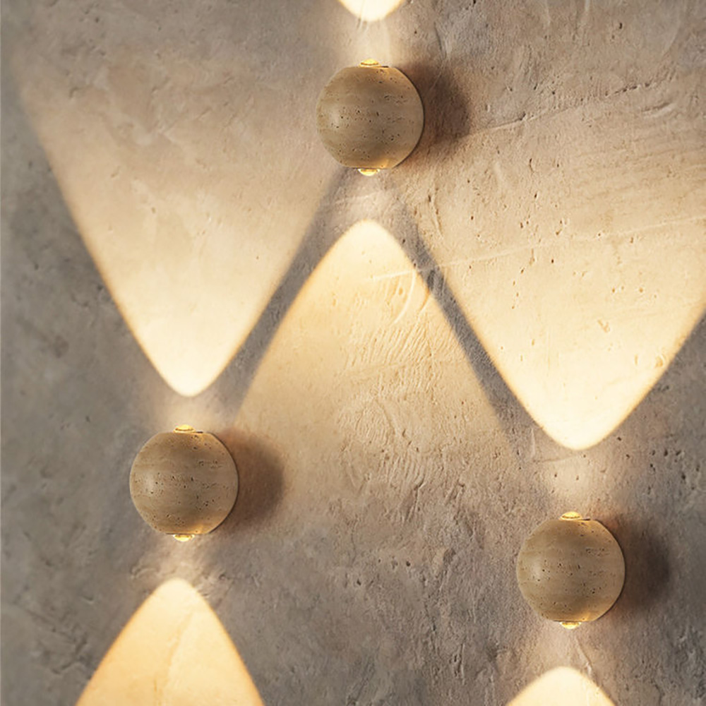 盞侘寂風洞石球形壁燈排列組合，適用於大面積室內牆面裝飾。