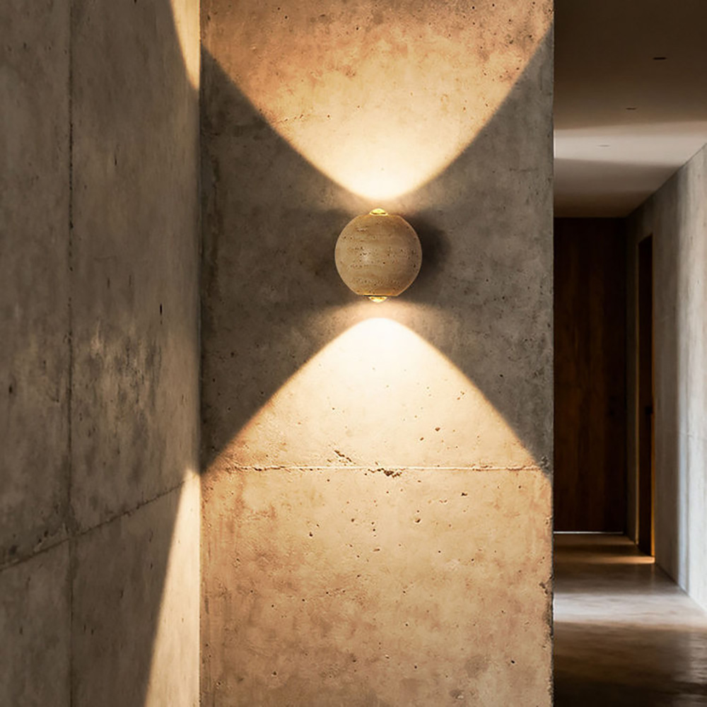 極簡風格走廊燈具布置，天然石材壁燈營造溫潤居家光影氛圍。