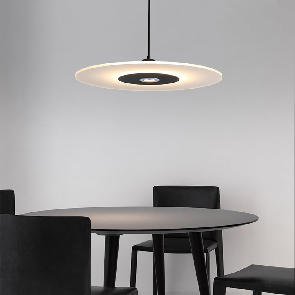 現代極簡黑白風格餐廳吊燈,圓形薄片設計,搭配黑色圓型餐桌與極簡椅身