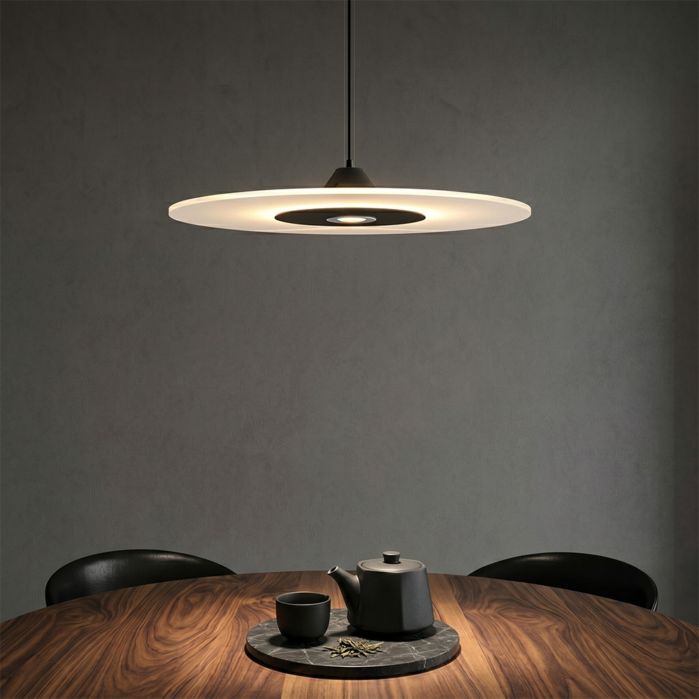 日式禪風與工業感融合,木質餐桌上的極簡飛碟吊燈,搭配茶具營造靜謐氛圍