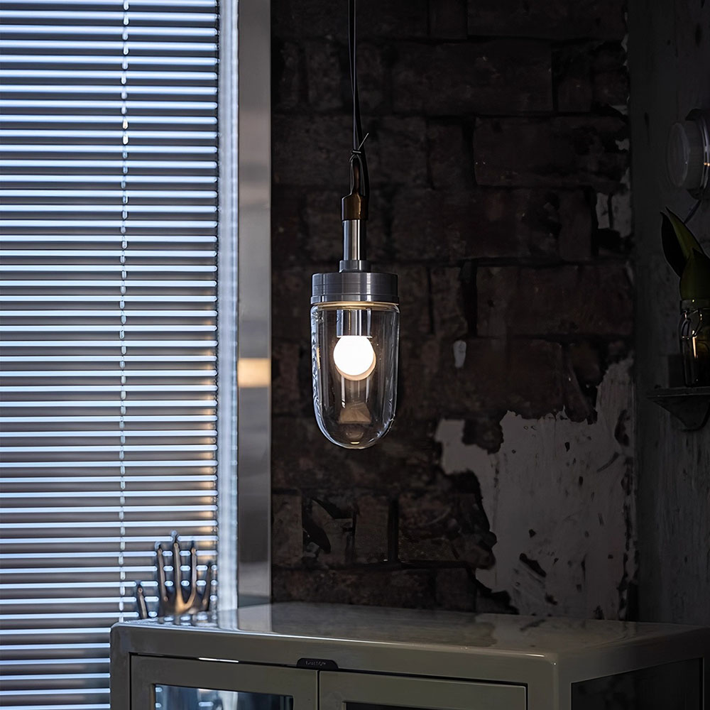 復古工業風吊燈安裝於紅磚牆與百葉窗背景，營造硬核工業 Loft 風氛圍