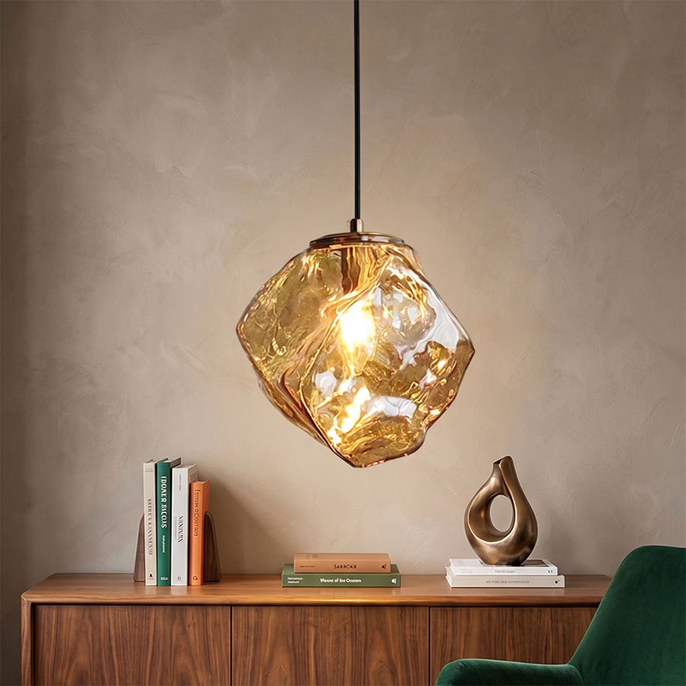 北歐藝術風格裝飾吊燈，琥珀色玻璃燈罩在深色牆面與木質家具前的質感呈現