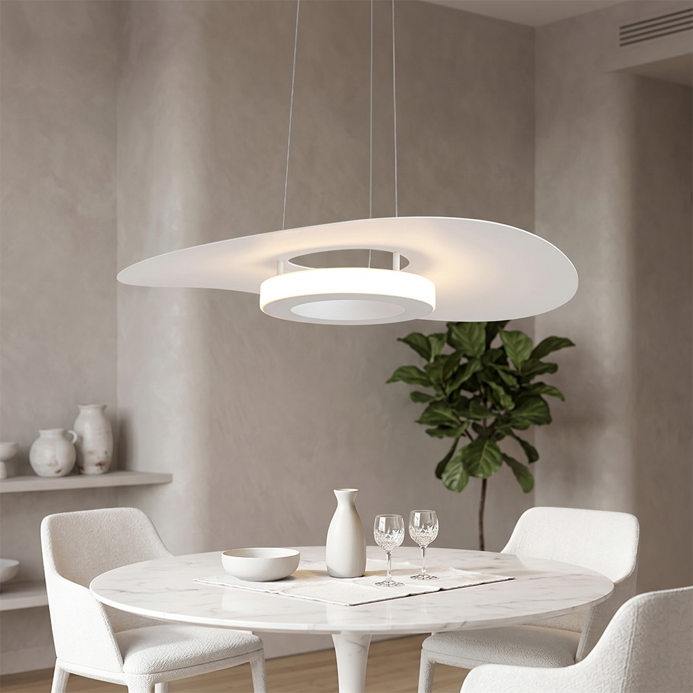 奶油風餐廳佈置建議，40cm 圓環雲朵吊燈搭配白色大理石餐桌與綠植