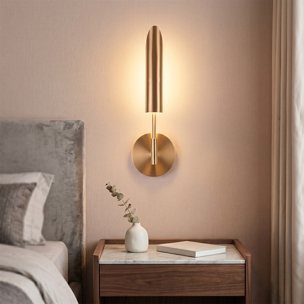 臥室床頭壁燈情境圖，搭配木質床頭櫃營造溫馨氛圍