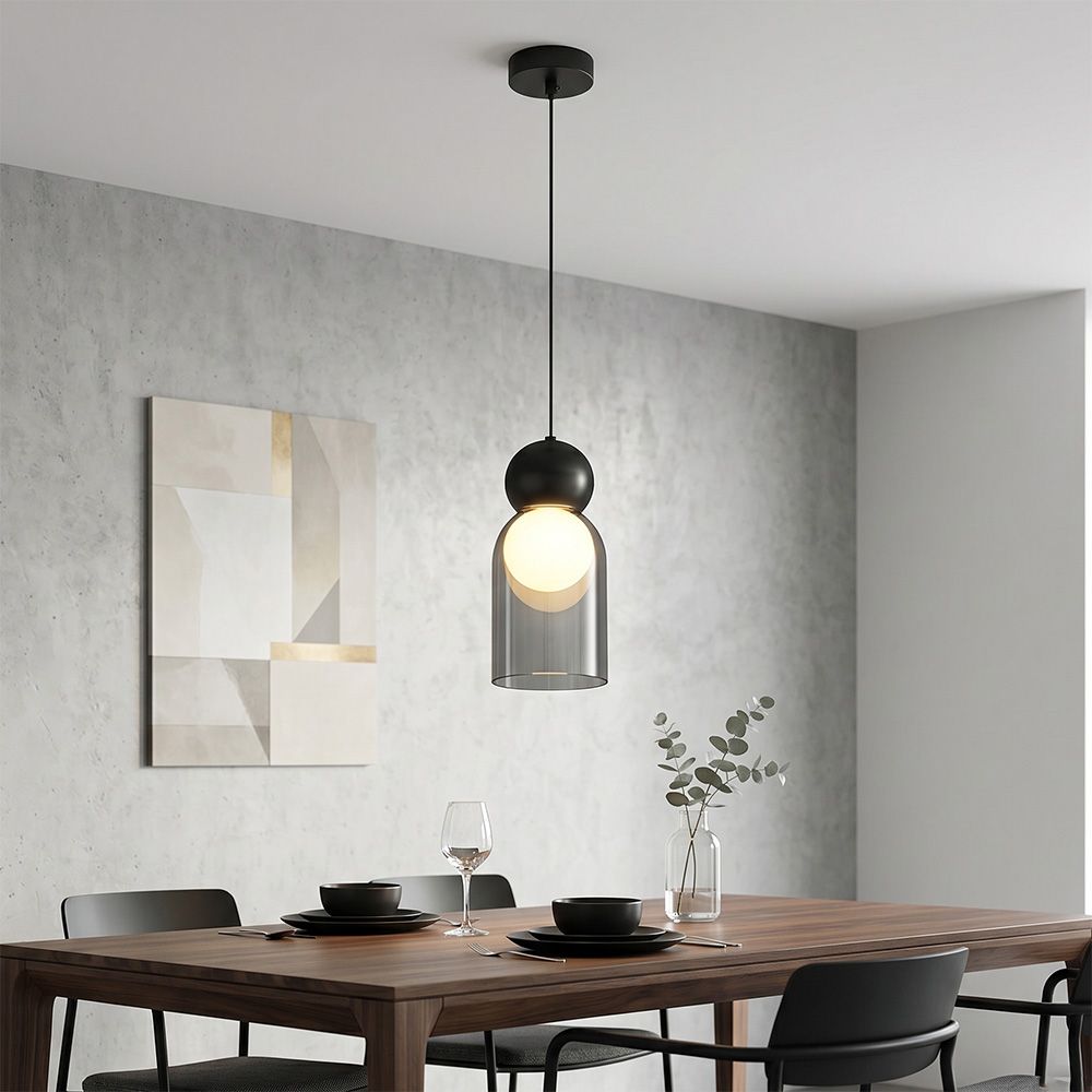 現代簡約餐廳裝修實景：木質餐桌上方懸掛煙燻灰玻璃吊燈