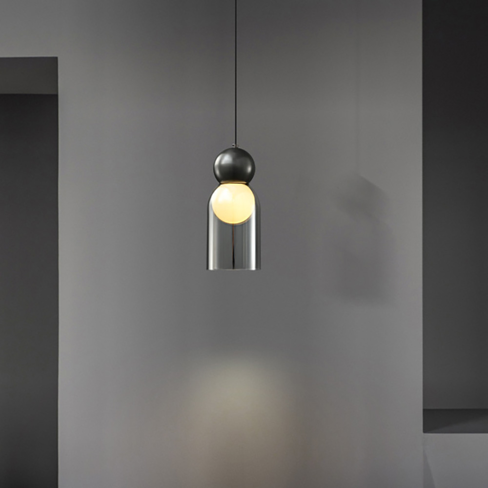 極簡美學單頭玻璃吊燈發光效果，灰牆背景營造溫潤氛圍感