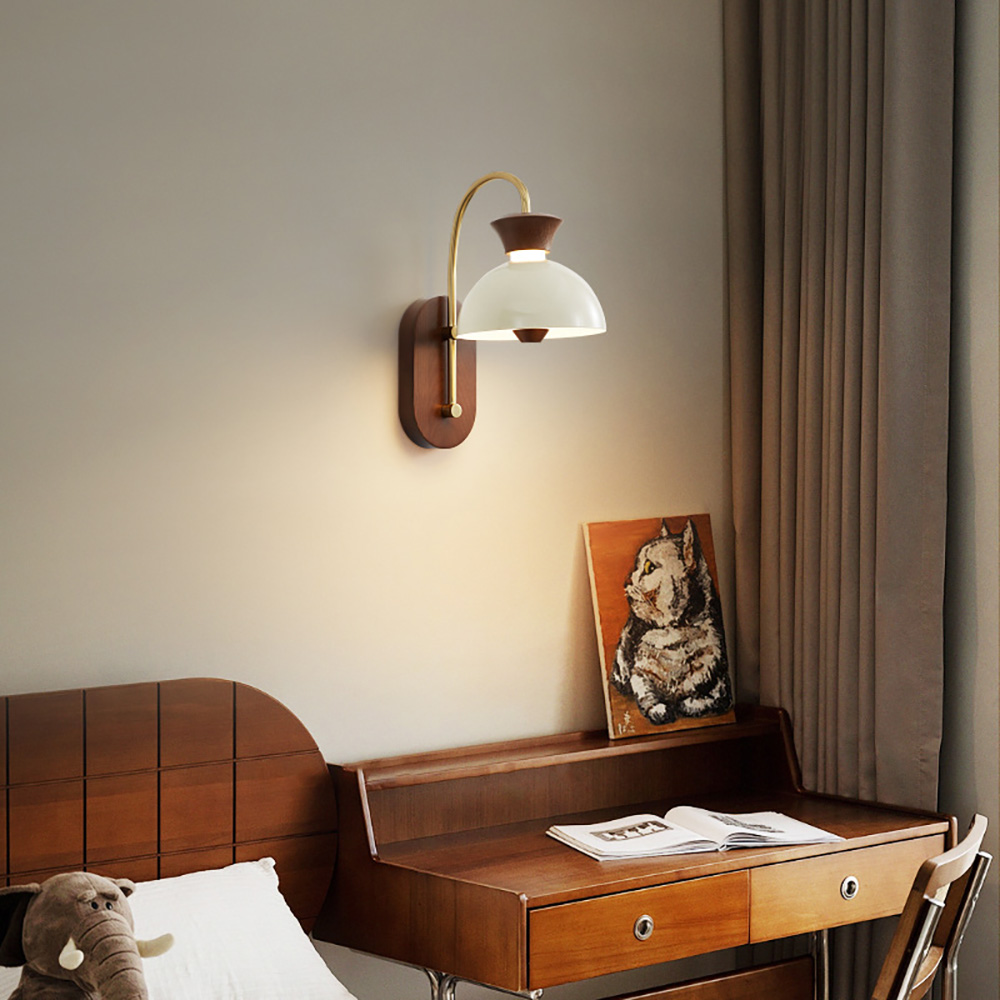 復古中古風胡桃木壁燈設置於臥室書桌與床頭場景示意圖