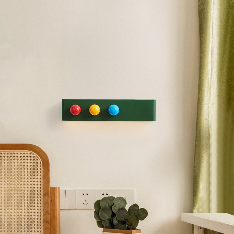 臥室裝飾實境圖，復古綠色圓球燈搭配北歐風居家家具