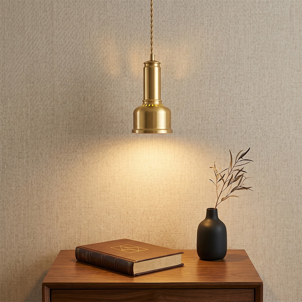 黃銅吊燈安裝於臥室床頭牆面，營造溫馨閱讀氛圍的居家布置實景。