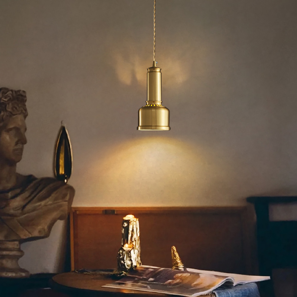 書房藝文空間中，金屬質感吊燈與藝術品擺設，展現復古美學風格。
