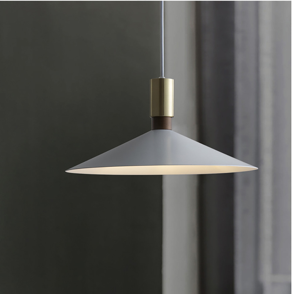 極簡圓盤吊燈近拍細節，金屬黃銅與實木拼接質感展現