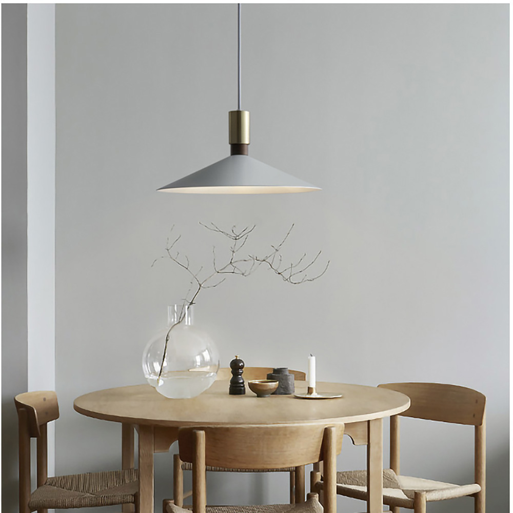 圓形木質餐桌上方懸掛現代簡約吊燈，日式侘寂風餐飲空間設計