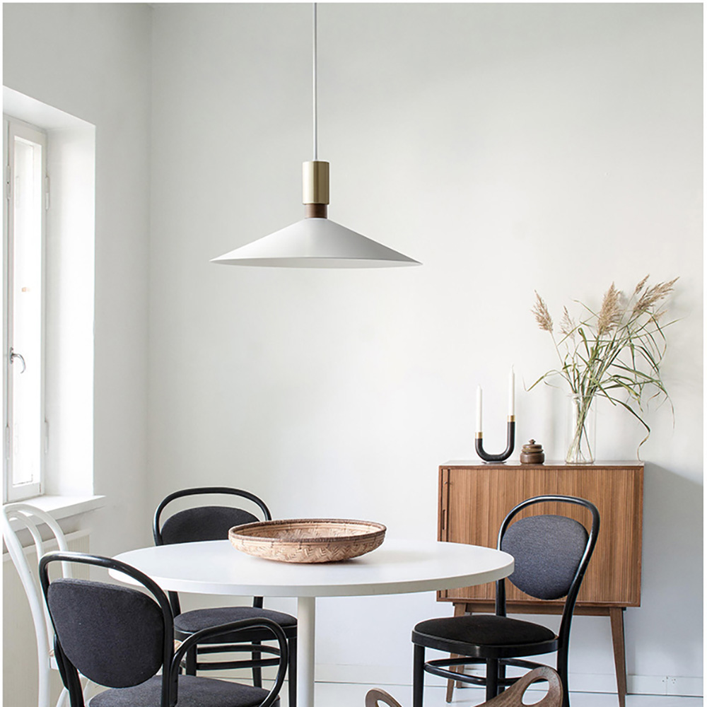 白色系北歐風格餐廳燈具配置，簡約白色圓盤吊燈與黑色餐椅對比