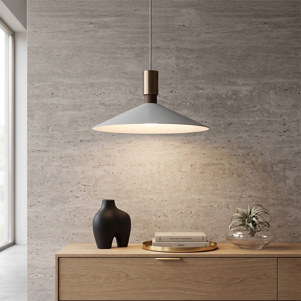 北歐風拼接吊燈佈置於玄關斗櫃上，呈現簡約奶油風居家氛圍