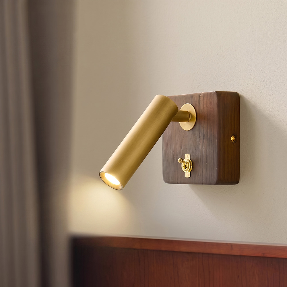 北歐風實木黃銅壁燈安裝於臥室床頭牆面情境，營造溫馨閱讀氛圍
