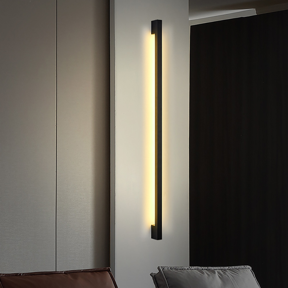 現代極簡黑色LED線條壁燈安裝於客廳沙發牆效果間接照明溫暖光暈
