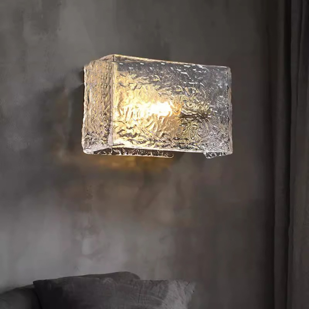 現代輕奢水紋玻璃壁燈安裝於水泥質感牆面點亮效果-侘寂風臥室氛圍燈