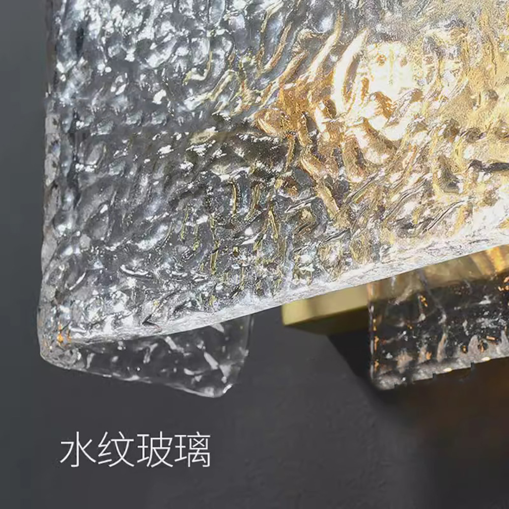 手作水紋玻璃壁燈近拍細節特寫-凹凸冰褶玻璃與黃銅底座質感