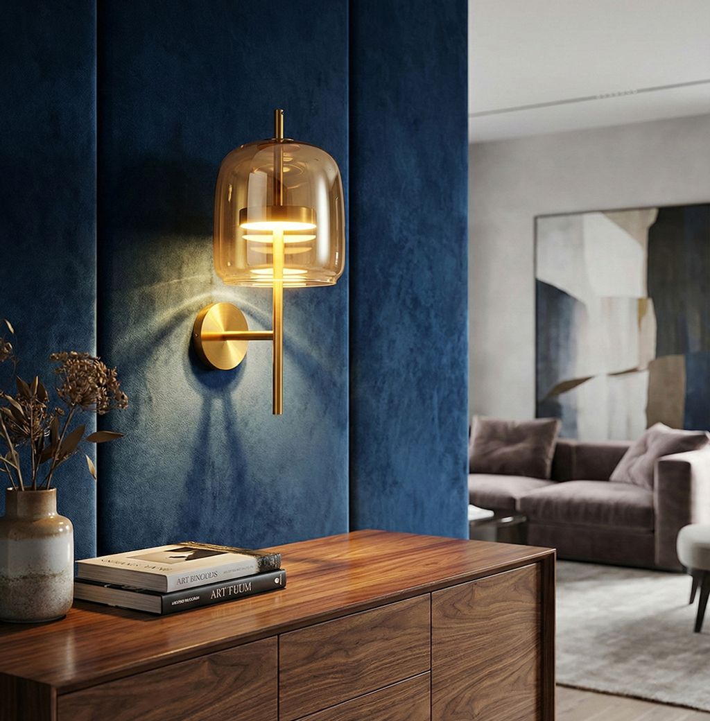 安裝於深藍色絨布牆面上的現代輕奢壁燈