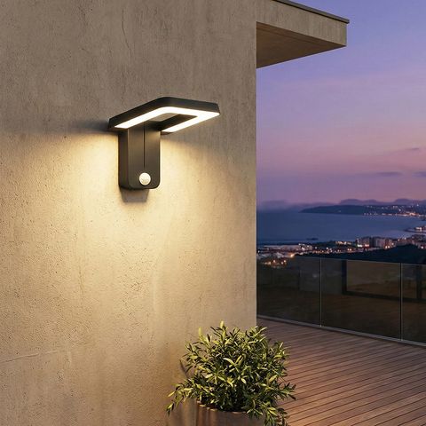 戶外防水感應壁燈側面特寫，消光黑鋁材質感，下方配備圓形PIR人體感應器。