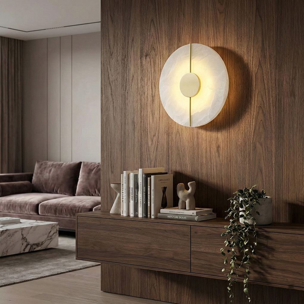 現代輕奢風客廳木紋牆面安裝圓形雲石壁燈實景，室內設計軟裝搭配