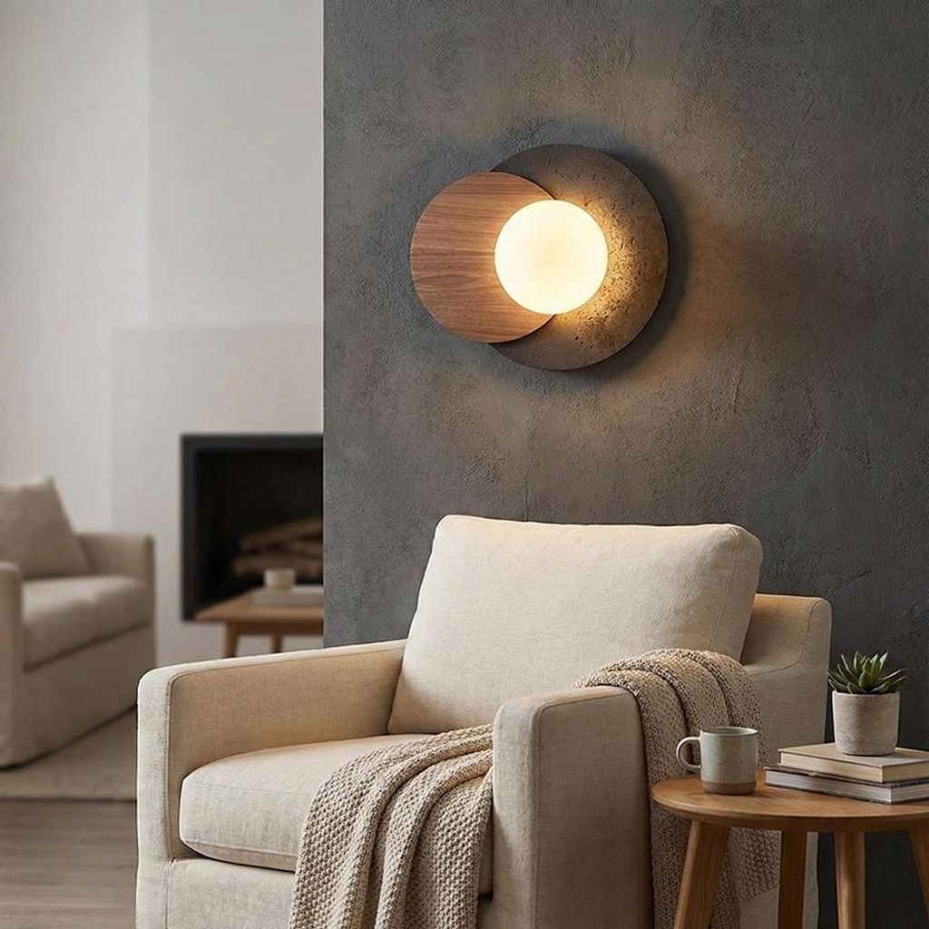 侘寂風拼接設計壁燈，結合木紋與深灰色岩石質感，點綴客廳沙發閱讀區