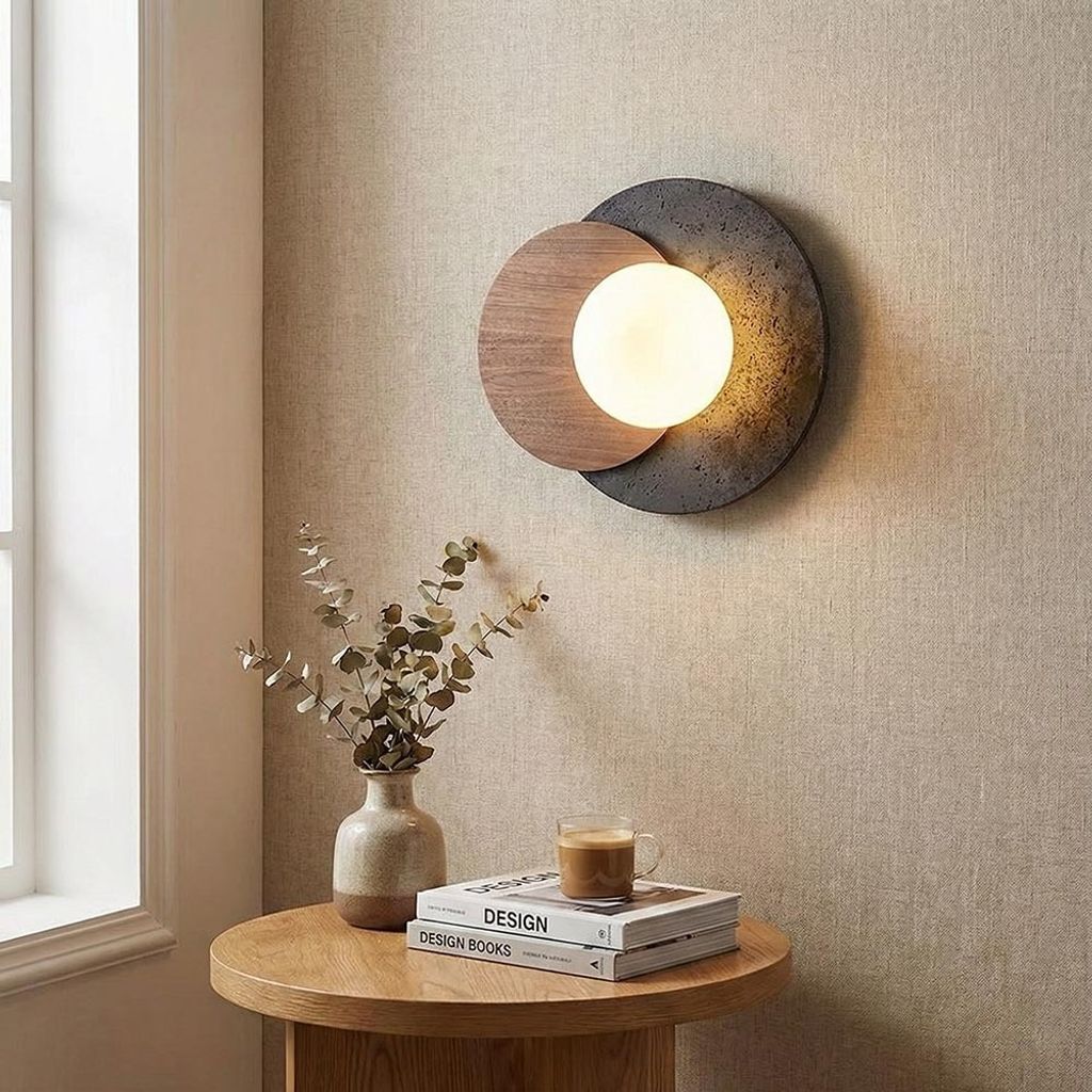 創意幾何圓形壁燈特寫，展示磨砂玻璃燈罩與木頭石材異材質拼接細節