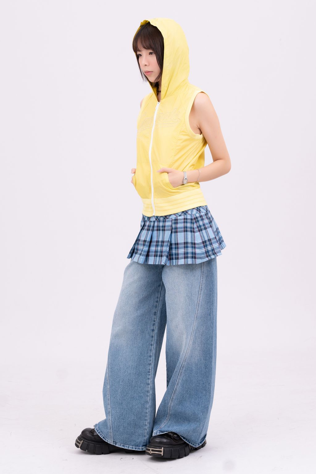 YCW04695