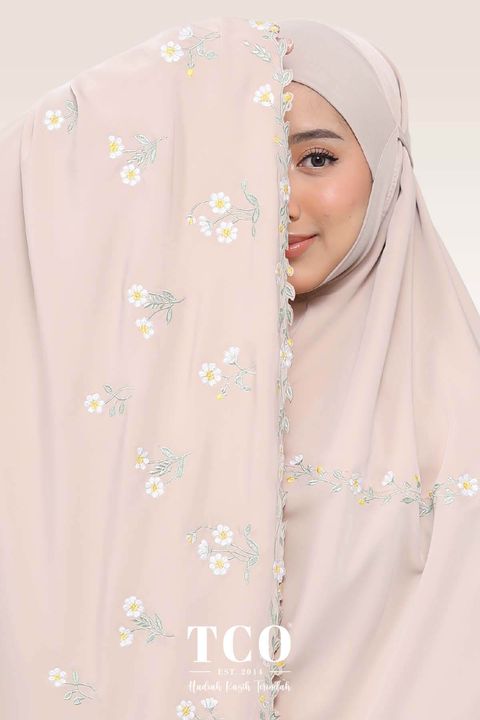 05_Telekung TCO Daisy Luxe Almondy Latte