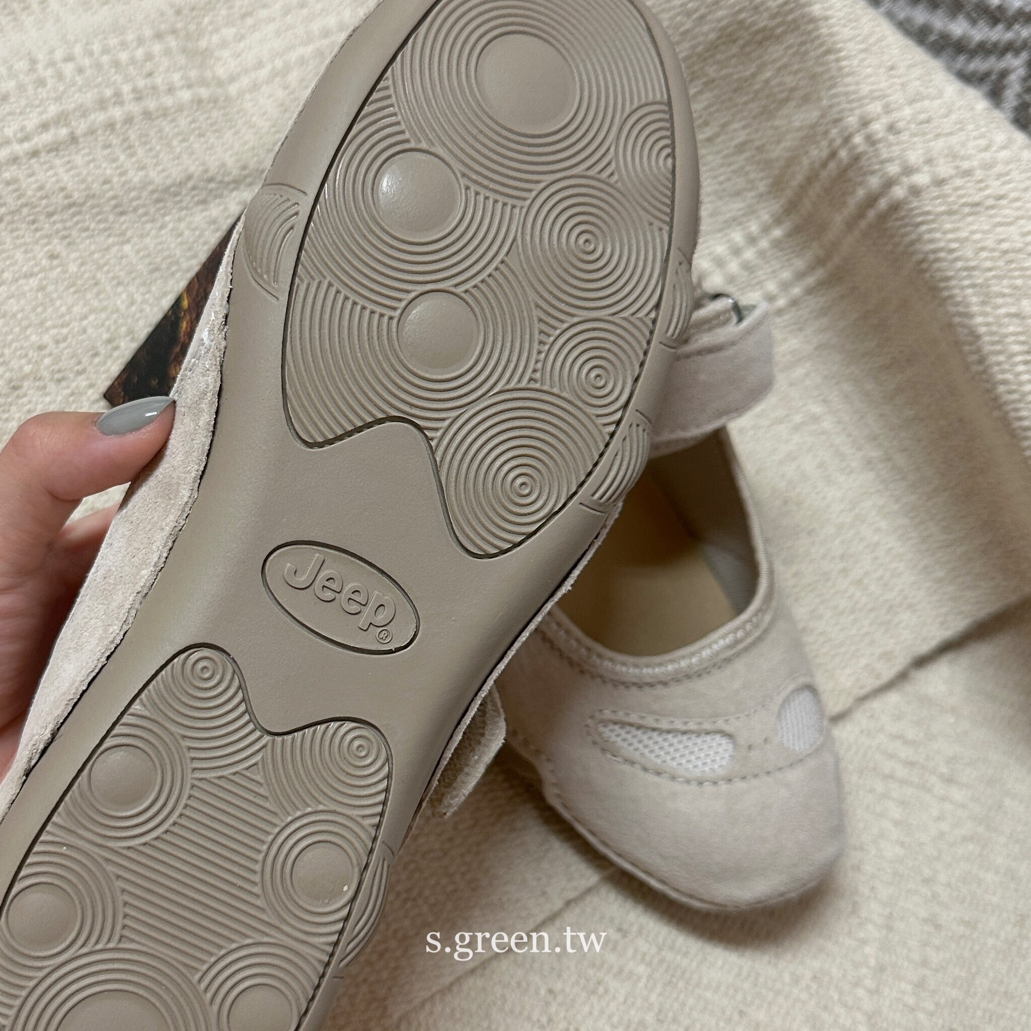 5B81FE53-C6DD-487B-B1EB-0A4C49501647