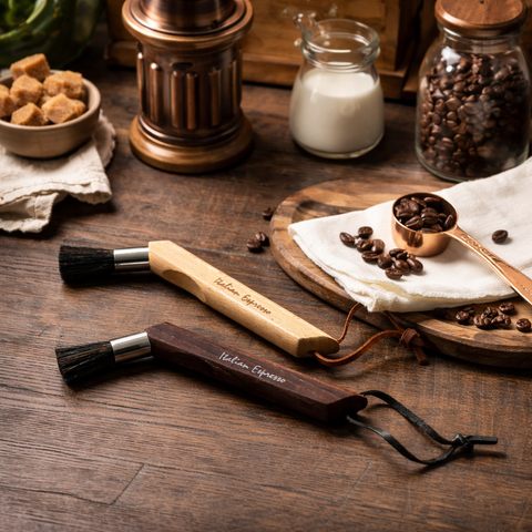 咖啡清潔刷與木質細節