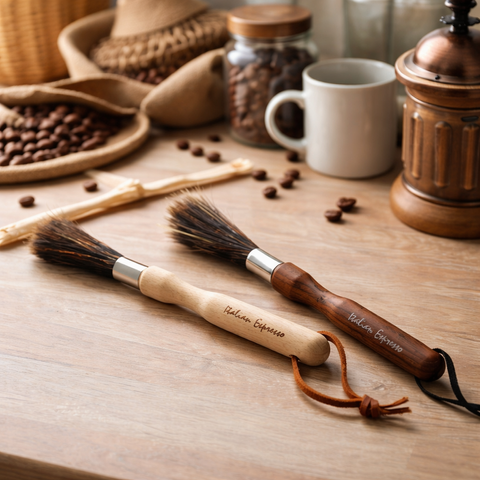 咖啡清潔刷與木質擺設