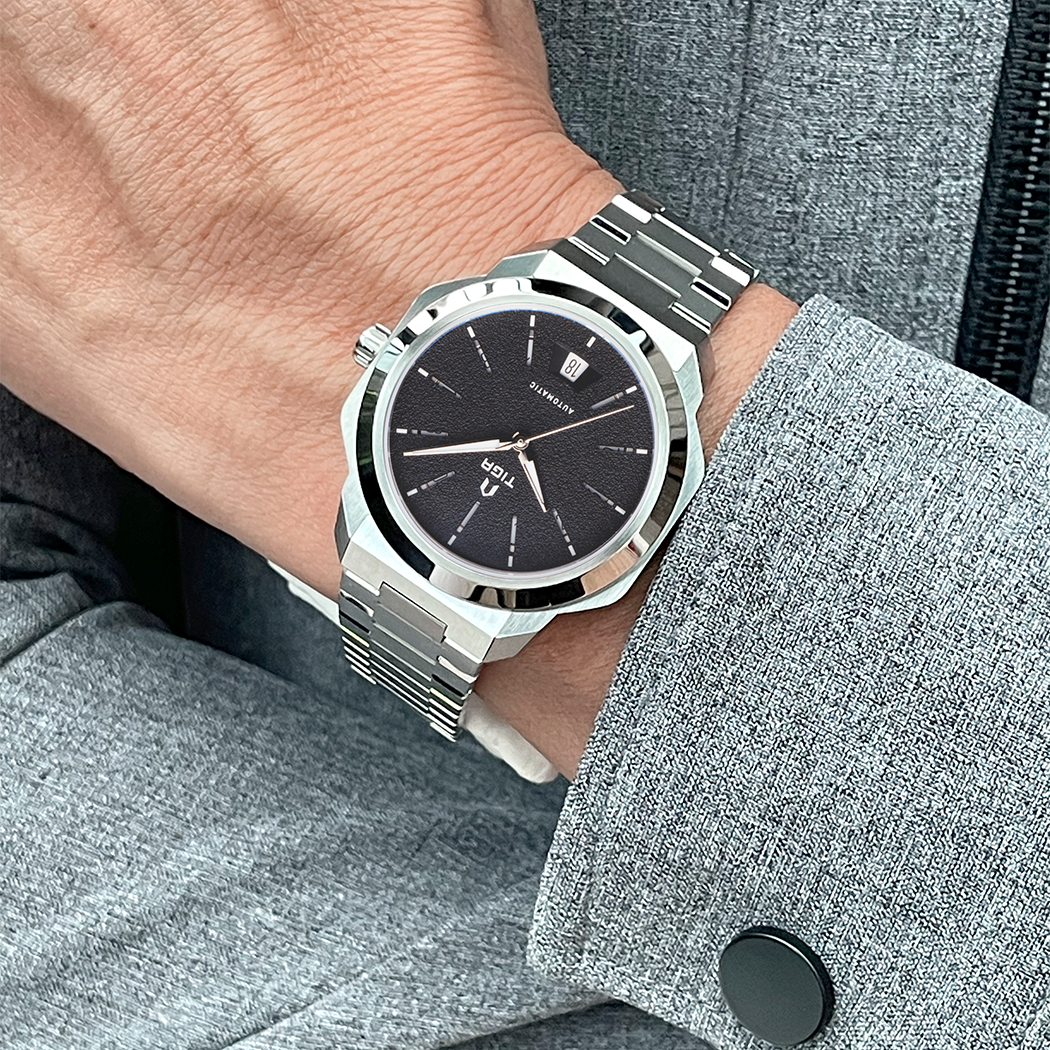 tiga-sigmadc-graphite-black-wrist-1050x1050