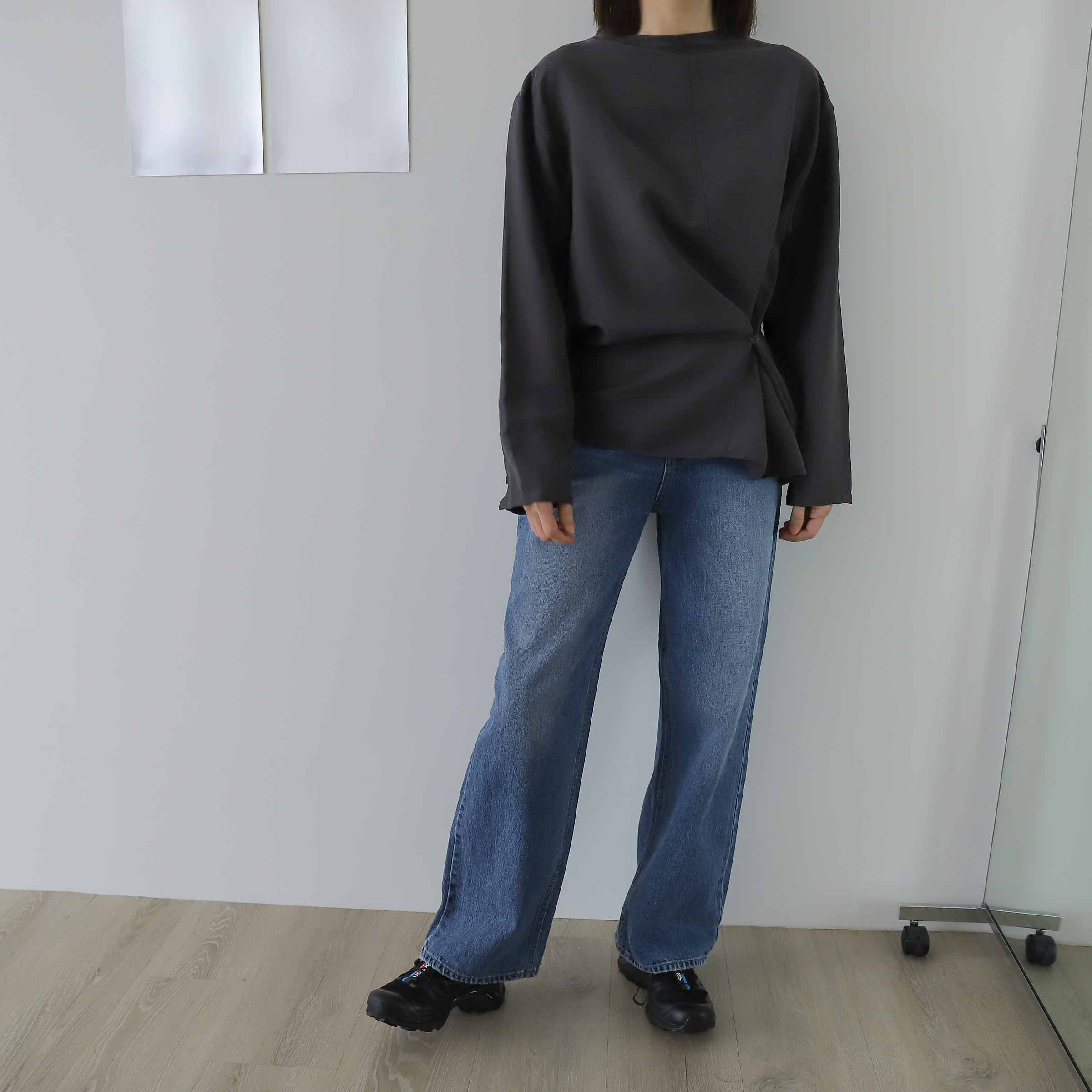 049