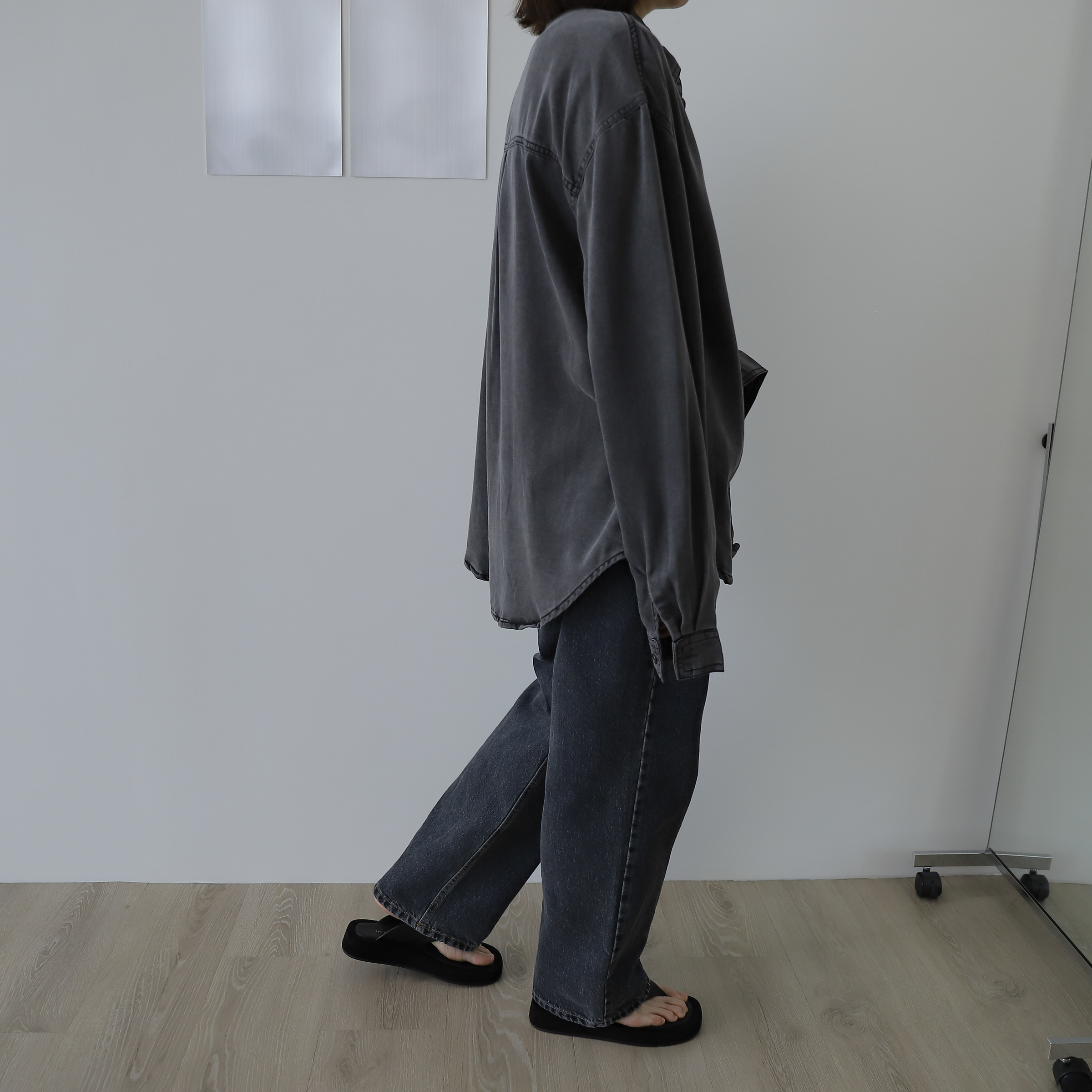 083